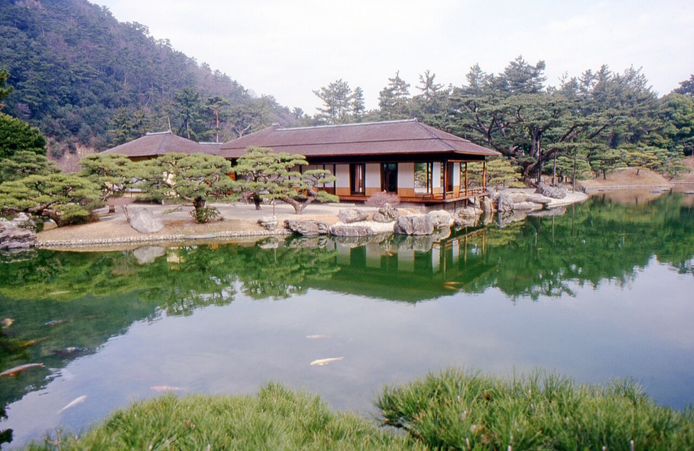 Padiglione da te Kikugetsu-tei affacciato sullo stagno nel giardino Ritsurin, Takamatsu