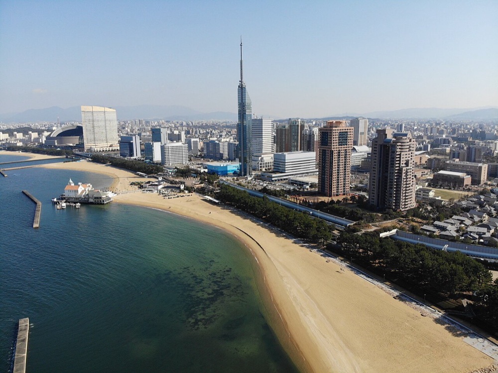 Lo skyline di Fukuoka nel quartiere costiero di Seaside Momochi