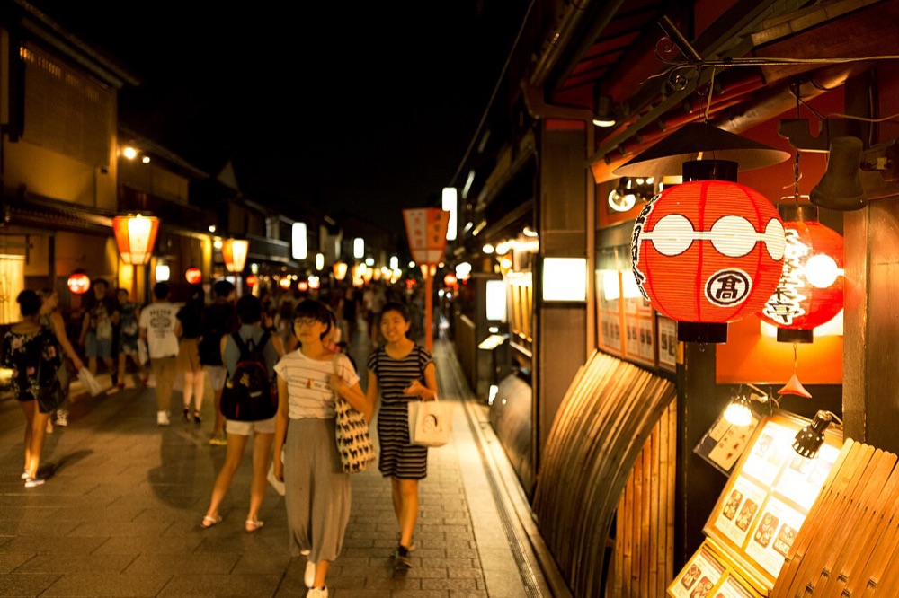 Il quartiere storico di Gion illuminato di sera, Kyoto