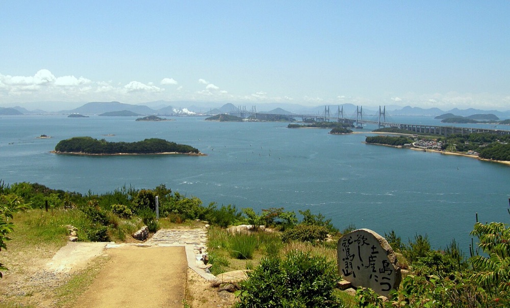 Il Grande Ponte di Seto (Seto-Ohashi) che attraversa il Mare Interno collegando Honshu e Shikoku, visto dal Monte Washu