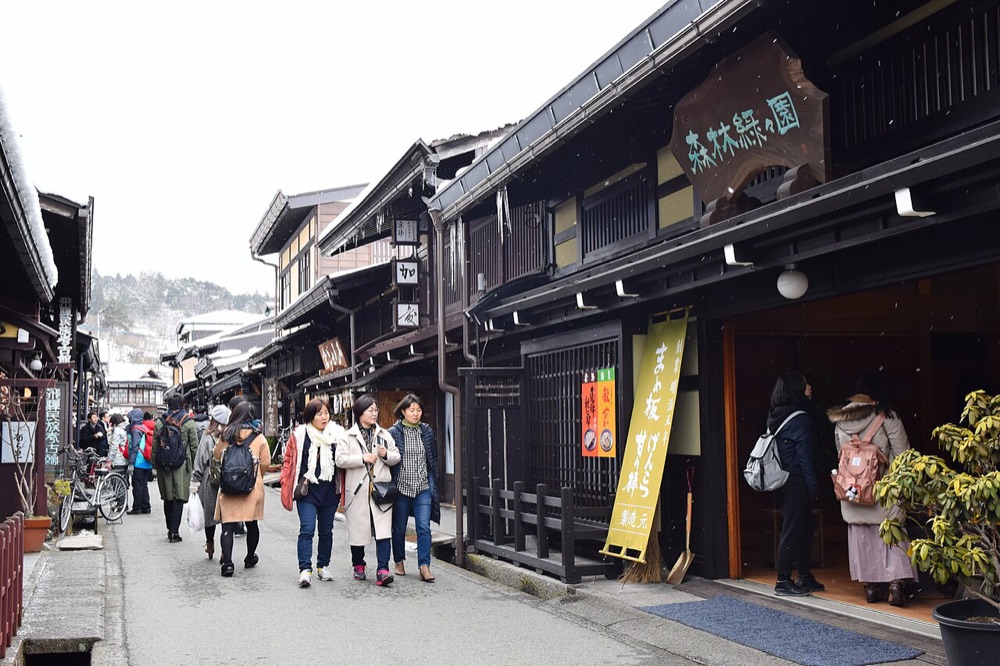 Vie del quartiere storico di Hida-Takayama con edifici in legno di epoca Edo
