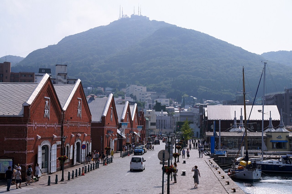 I magazzini in mattoni rossi Kanemori sul lungomare della baia di Hakodate