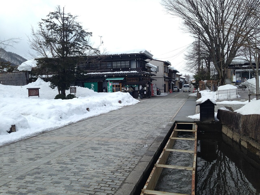 Il canale Setogawa innevato d'inverno, presso la Sala dei Festival di Hida-Furukawa
