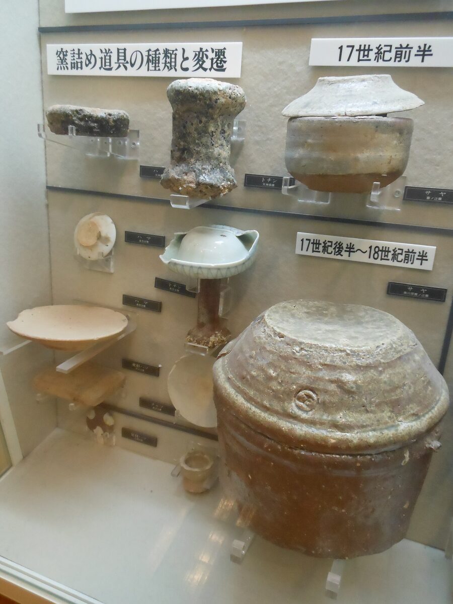 Utensili storici per la produzione della porcellana di Arita esposti in una vetrina museale.