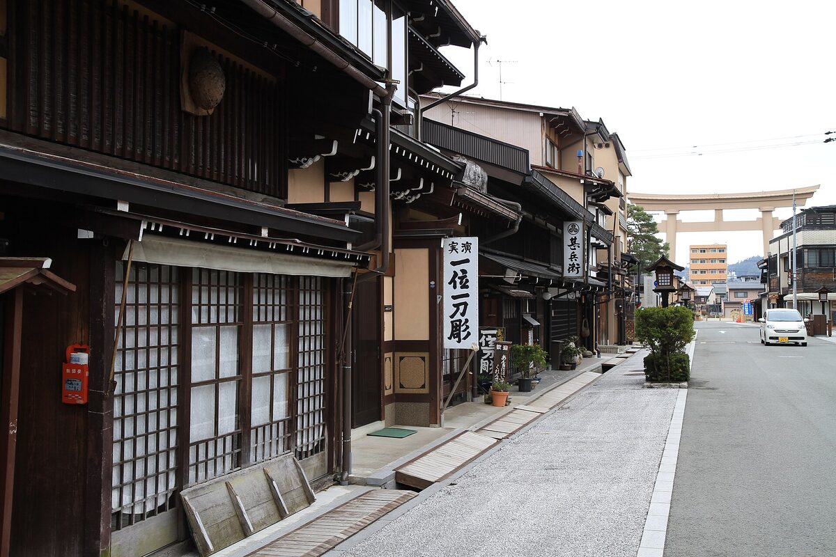 Esterno di un laboratorio di Takayama con insegna relativa all’ichii ittōbori lungo una strada urbana.