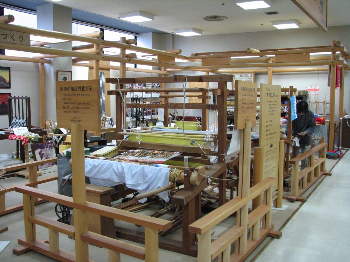 Fila di telai a pedale all’interno del Nishijin Textile Center di Kyoto.