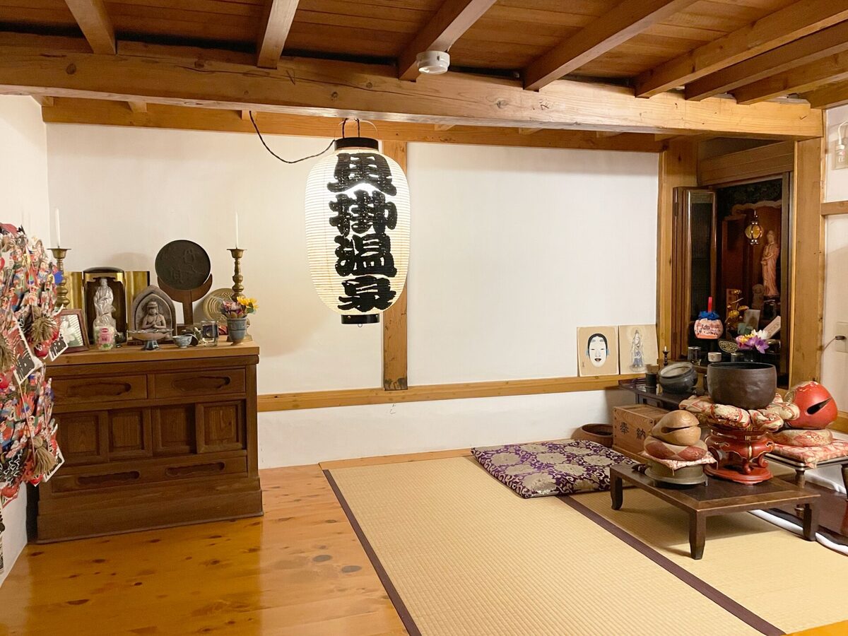 Stanza con altare buddhista in una struttura termale di Yuzawa, prefettura di Niigata