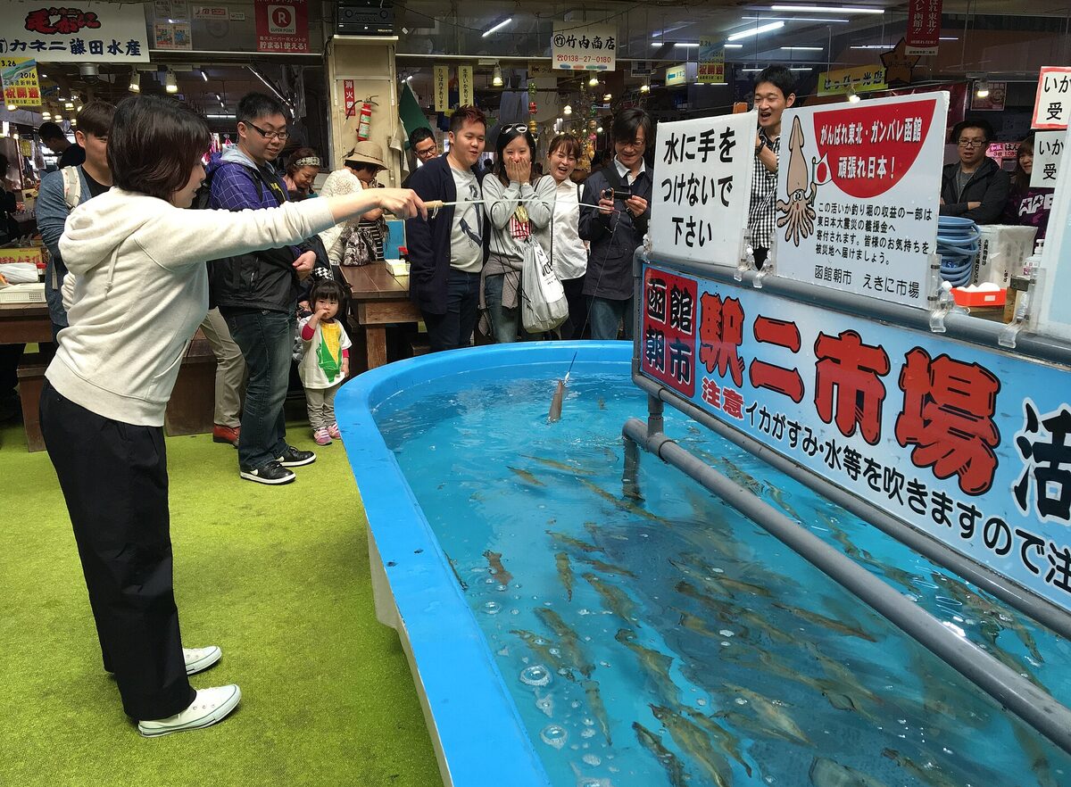 La vasca per la pesca al calamaro nel mercato mattutino di Hakodate