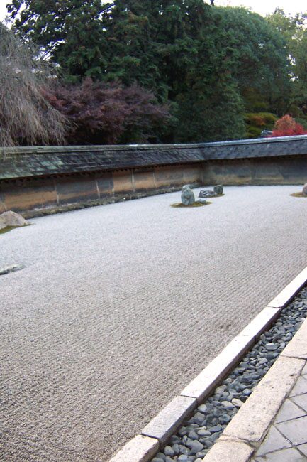 Il giardino secco del Ryōan-ji visto dalla veranda, con rocce disposte nella ghiaia rastrellata