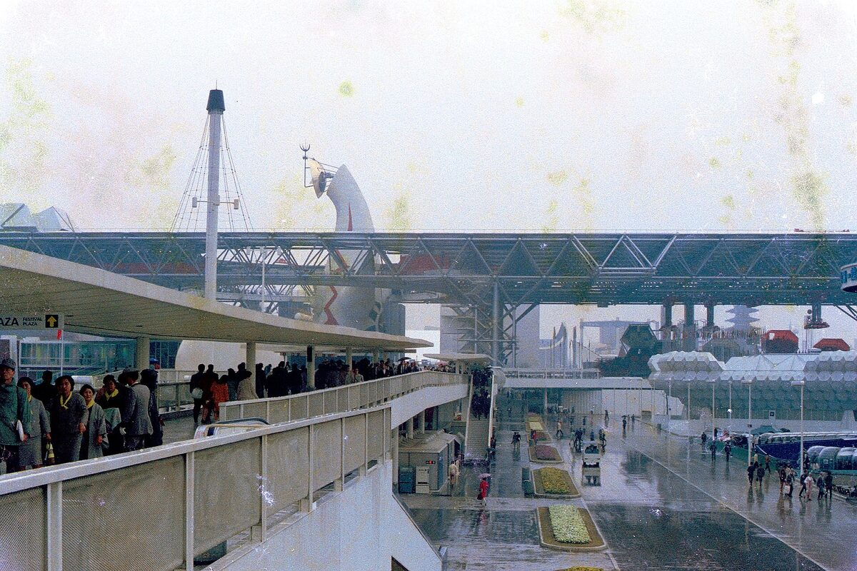 Veduta storica della Torre del Sole che emerge nell'area di Festival Plaza durante Expo 1970 a Osaka