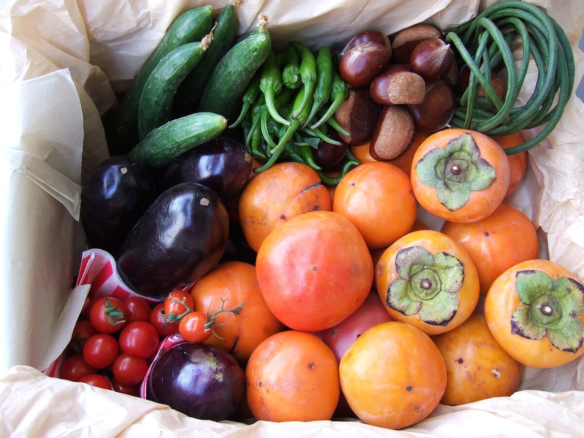 Composizione autunnale di frutta e ortaggi raccolti in Giappone