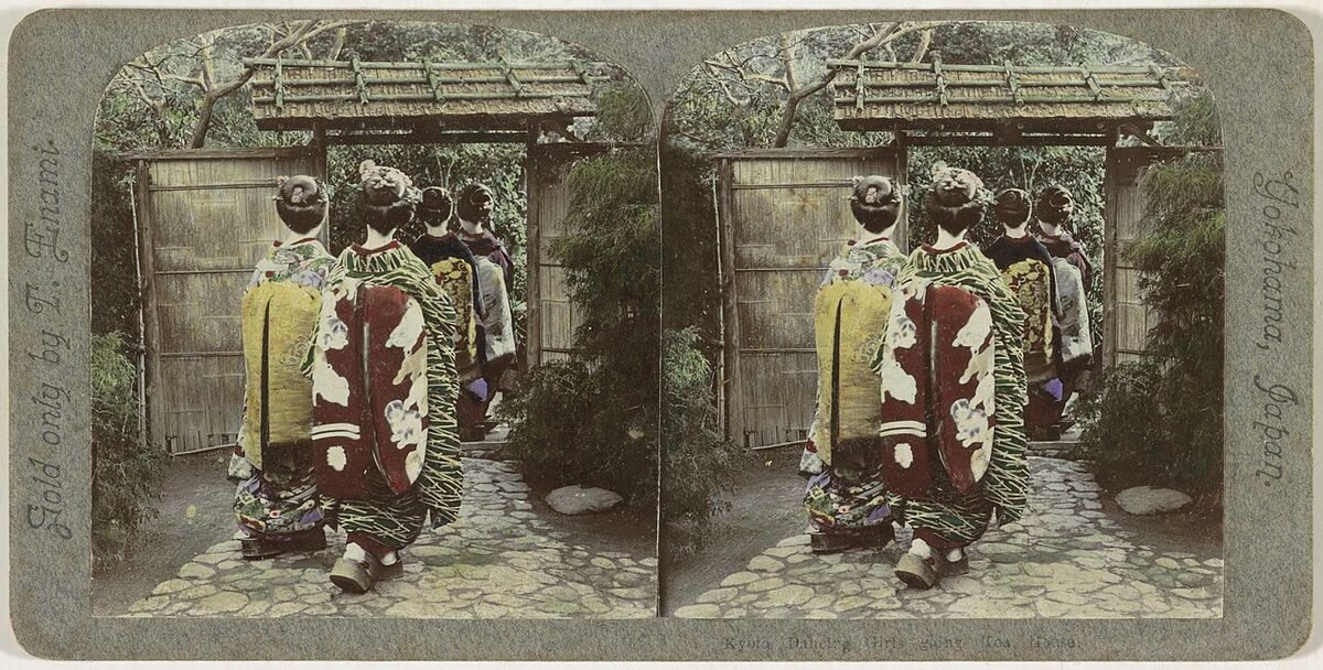 Stereofotografia colorata a mano di artiste di Kyoto dirette a una casa da tè, datata 1900–1907