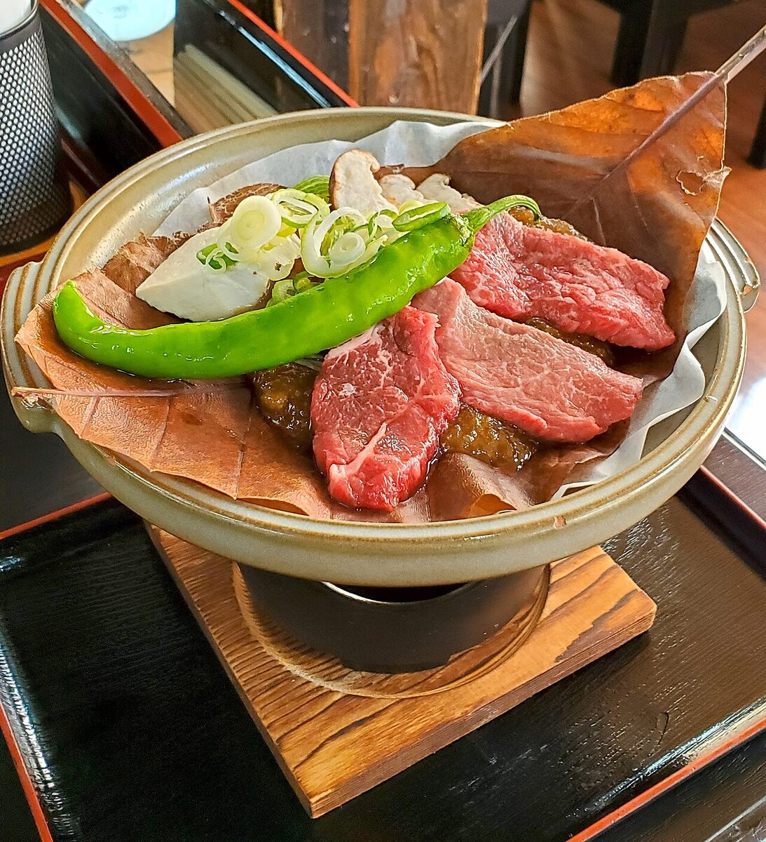Manzo di Hida e hōba miso cotti su una foglia di magnolia