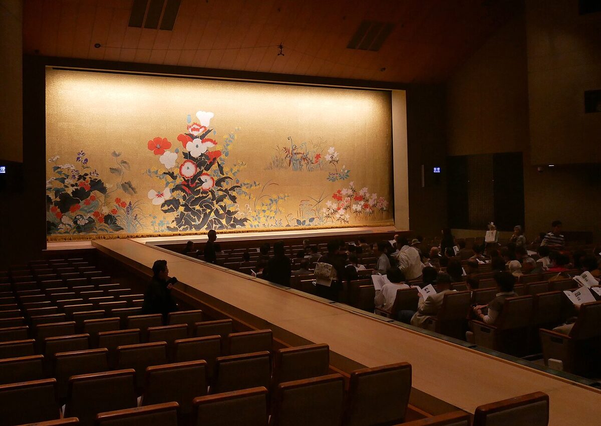 Il corridoio scenico hanamichi attraversa la platea del National Theatre of Japan verso il palco