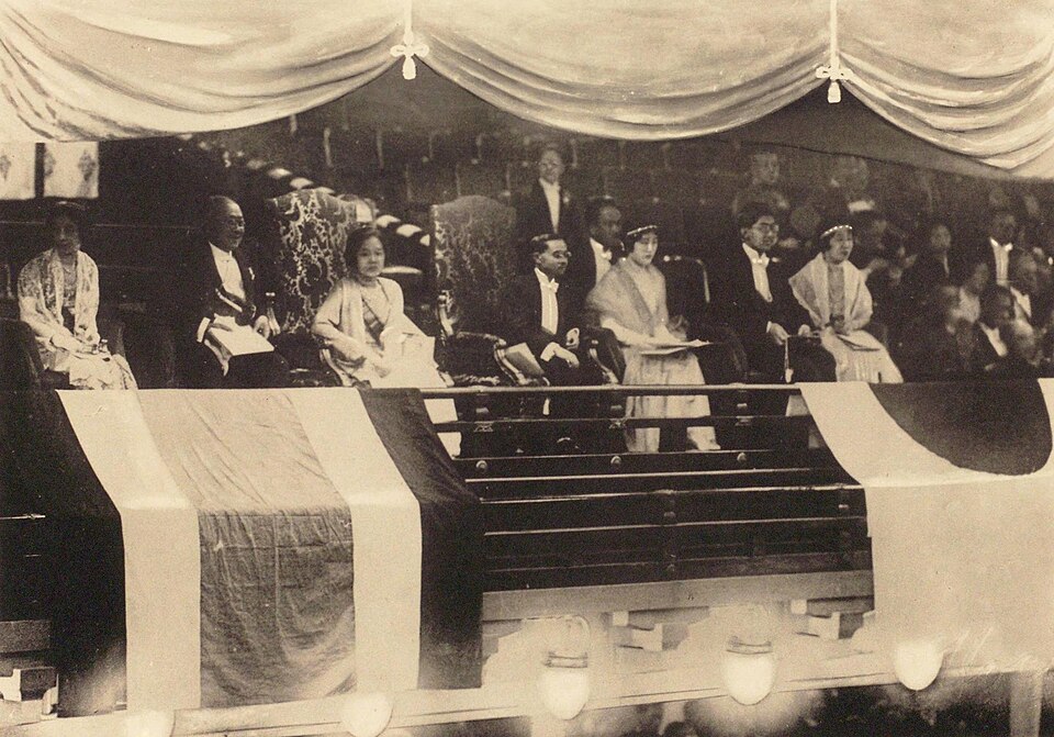 Il pubblico seduto nel Kabuki-za durante la visita del re Rama VII nel 1931