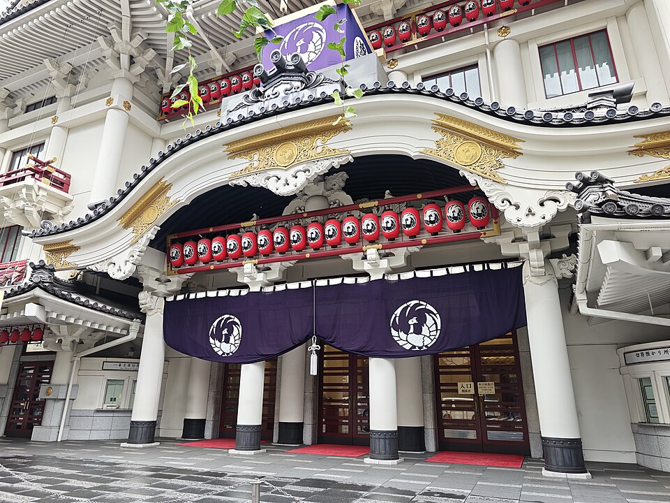 La facciata del Kabuki-za a Ginza, con il grande frontone curvo, le lanterne rosse e il sipario viola all'ingresso