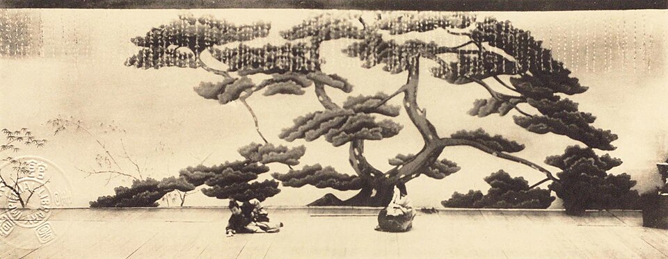 Una scena di Sumidagawa al Kabuki-za nel 1931, con due figure davanti a un grande fondale di pini