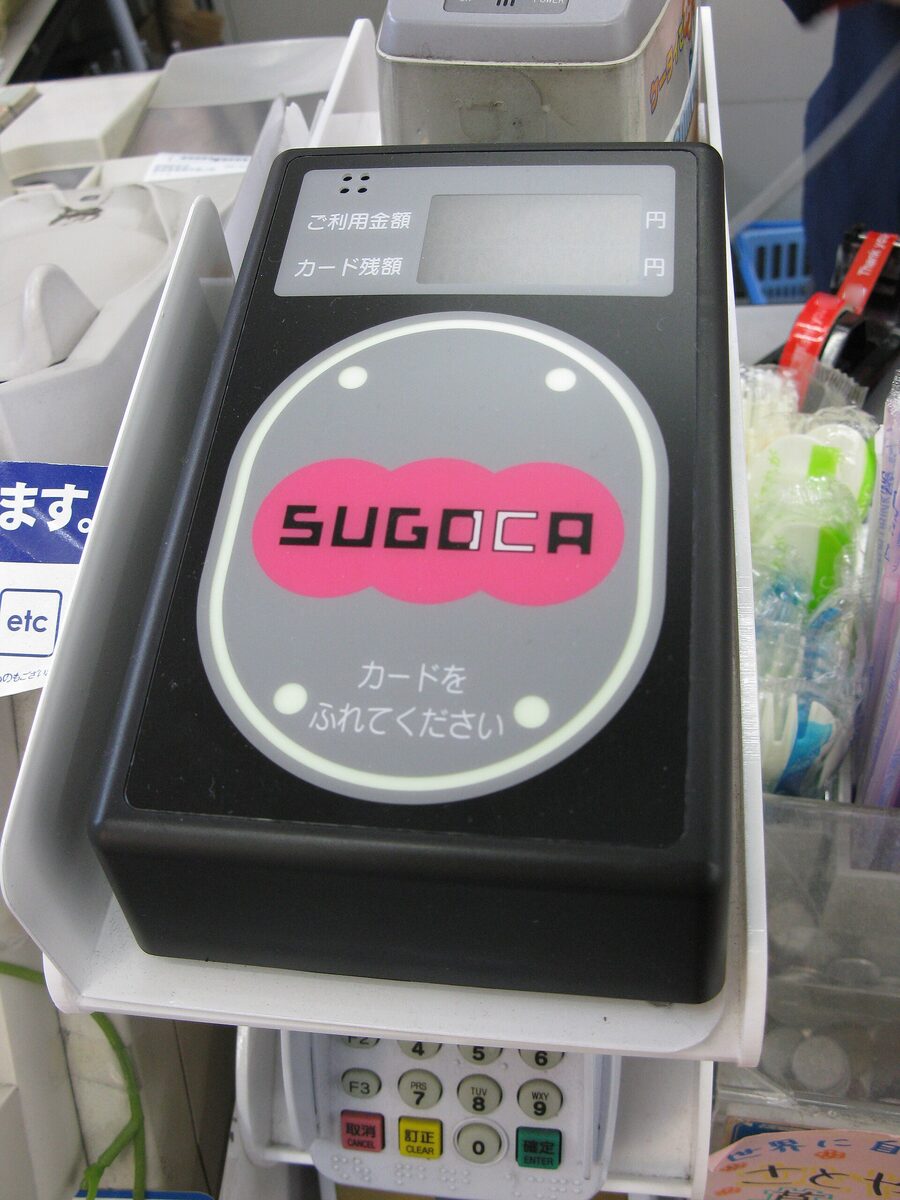 Un lettore SUGOCA per pagamenti con carta IC installato al banco di un convenience store