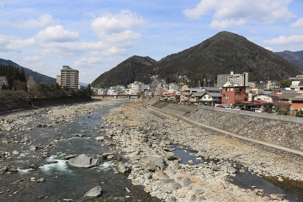 La città termale di Gero si dispone sulle due rive rocciose del fiume Hida, circondata da rilievi boscosi.