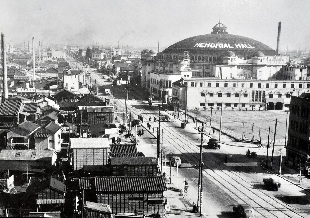 Strada nell’area di Ryōgoku a Tokyo nel 1948, con edifici, mezzi e persone durante l’occupazione americana.