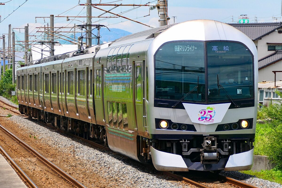 Convoglio rapido Marine Liner argentato con frontale panoramico e destinazione Takamatsu.